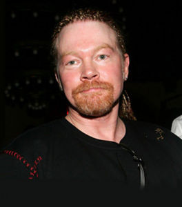 Axl Rose entrou na onde de interatividade com os fãs para divulgar o lançamento do novo CD: melhor solo de air guitar leva disco autografado