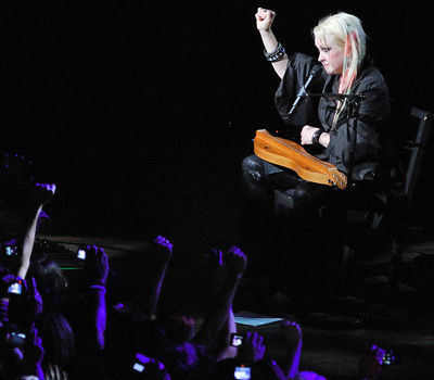 Cyndi Lauper pede "poder ao povo" no fim de seu show em São Paulo (13/11)
