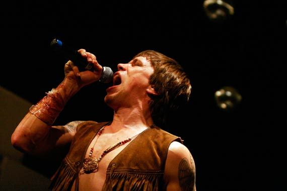 Parte da boa apresentação dos finlandeses do Flaming Sideburns pode ser creditada ao carisma do vocalista Eduardo