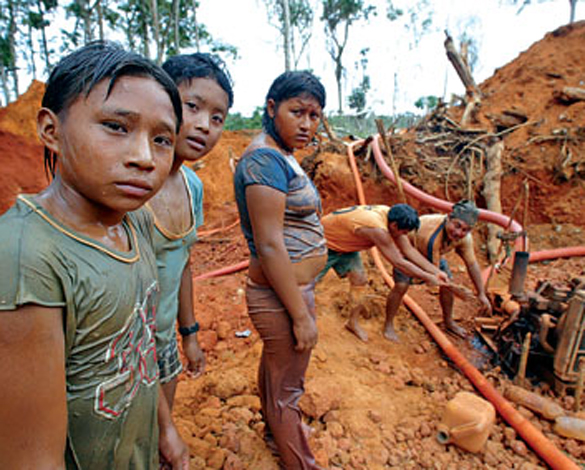 Índios-cintas-largas em garimpo ilegal, em Pimenta Bueno(RO)