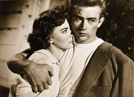 Natalie Wood e James Dean levam à tela seu amor à la Romeu e Julieta, com boa dose de delinqüência
