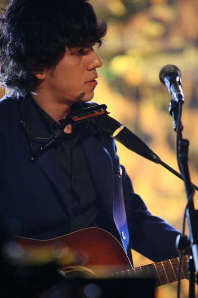 Helio observa Mallu cantar