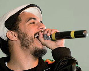 D2 canta na gravação do reality show que criou: um pé aqui e um olho lá fora