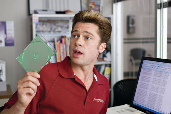 Brad Pitt quer enriquecer a qualquer preço com informações confidenciais que encontrou em um CD