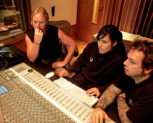 Hell, Laima e Iggor, no estúdio, em São Paulo: ansiedade pelas pistas