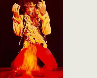 Jimi Hendrix toca fogo em sua guitarra, em 1967