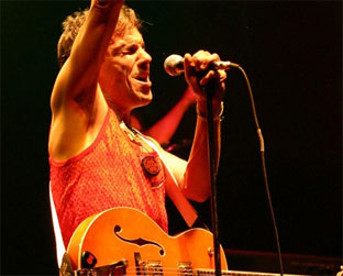 Manu Chao durante uma apresentação na Argentina