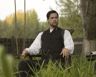 Pitt interpreta bandido traído pelo amigo