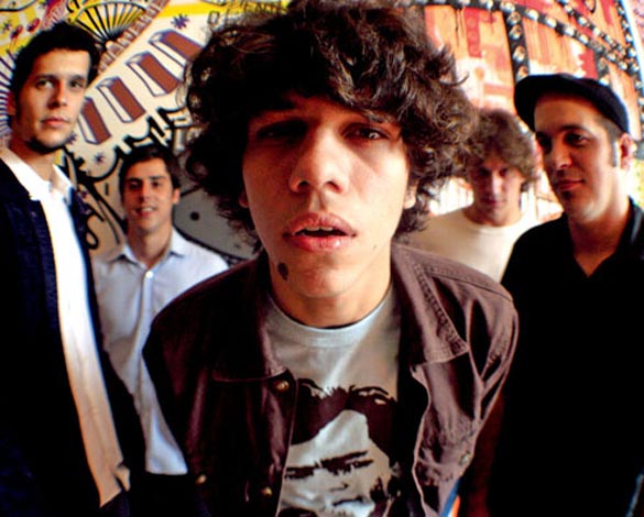 (Da esq. para a dir.) Reginaldo, David, Hélio, Lazza e Douglas formam o Vanguart