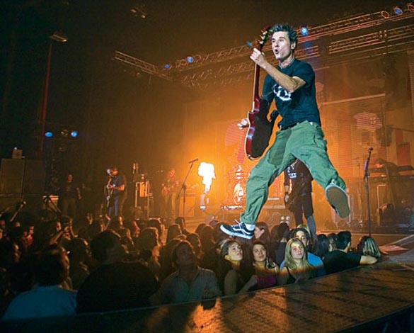 Dinho Ouro Preto à frente da banda, em São Paulo, em 2006
