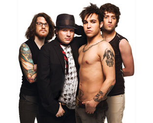 Fall Out Boy, a banda seguida por uma legião de emos (da esquerda para a direita): o baterista Andy Hurley, o vocalista Patrick Stump, o baixista Pete Wentz e o guitarrista Joe Trohman