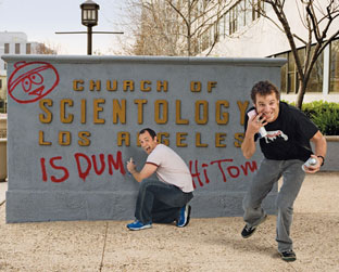 Trey Parker (à esquerda) e Matt Stone, os criadores de South Park, picham o muro da Igreja da Cientologia, em Los Angeles (Califórnia)