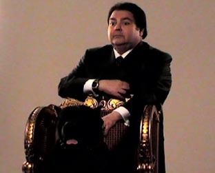 Fausto Silva posa com Cesar, seu cachorro, para a Rolling Stone