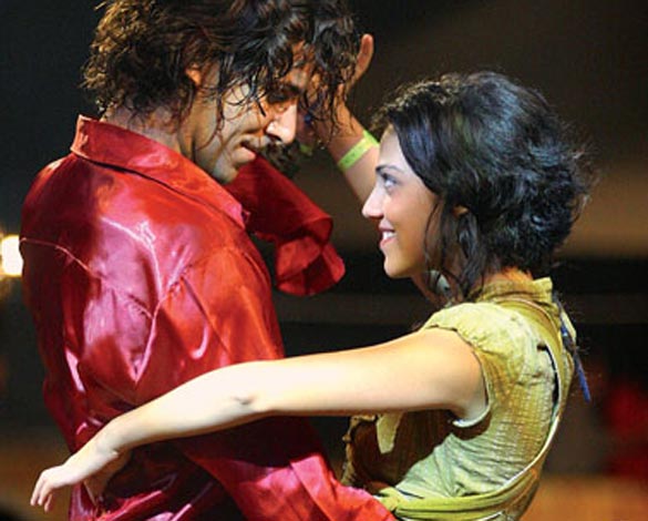 Marvel (Cabaret) e Letícia Persiles (Manacá) bailam durante show no Mada