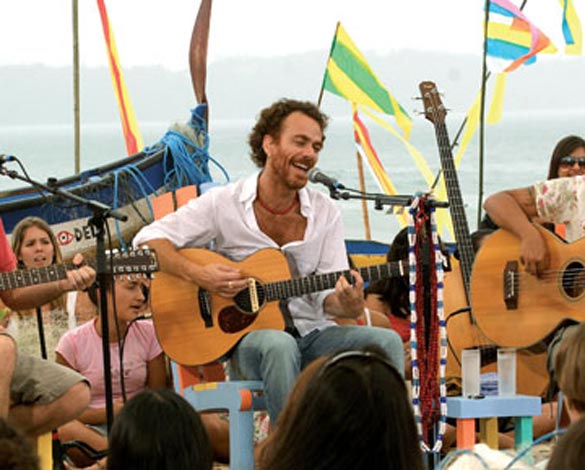 Nando Reis gravou o Luau MTV no litoral norte de São Paulo