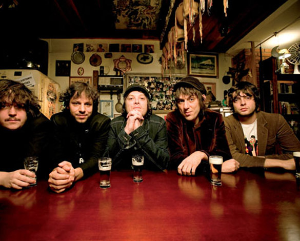 Pelotas, Azambuja, Bruno, Gross e Krieger (da esq. para a dir.) gravaram ao vivo Todos os Tempos, o quarto disco do Cachorro Grande