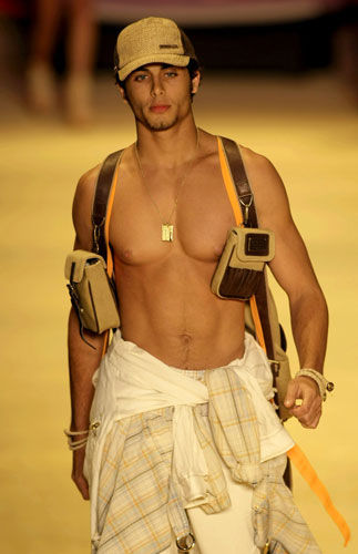 Jesus Luz desfila para a Colcci