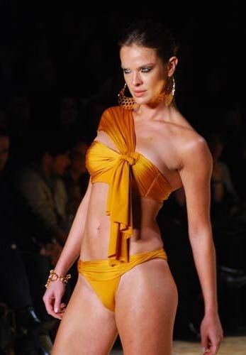 Letícia Birkheuer abusou na "cara de mau" em desfile para a Água de Coco