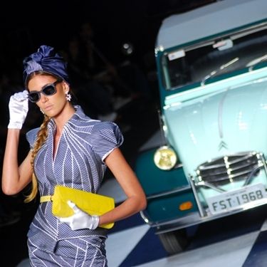 Samuel Cirnansck colocou carros na passarela para homenagear Aleida Averhoff de la Riva, ícone de beleza em Cuba na década de 40