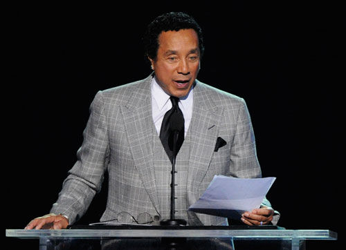 Smokey Robinson abriu a cerimônia de homenagem a Michael Jackson com leitura de textos de Diana Ross e Nelson Mandela