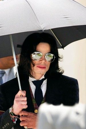 A morte de Michael Jackson (abaixo em 2005, em Santa Barbara) levou milhares de fãs às lojas, acabando com os estoques de discos e DVDs