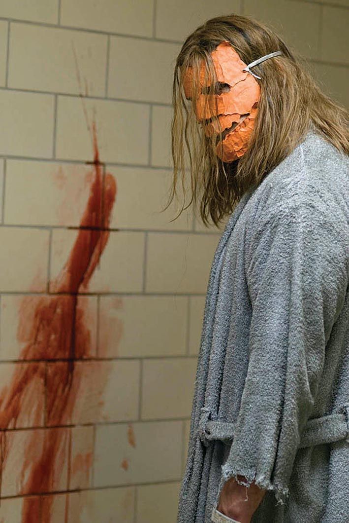 SANGUE JORRANDO. O assassino Michael Myers contempla sua obra