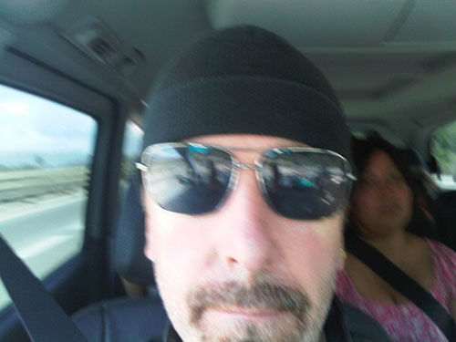 O guitarrista The Edge, em retrado fora de foco, durante turnê 360° do U2