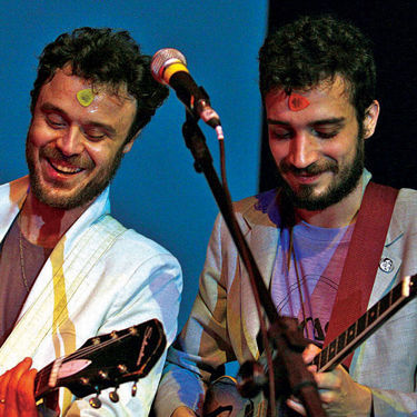 Rodrigo Amarante (à esq.), atual integrante do Little Joy, repete parceria com Devendra Banhart