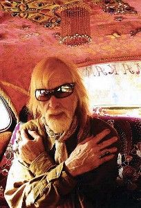 Em foto recente, Saxon passeia por Sunset Strip