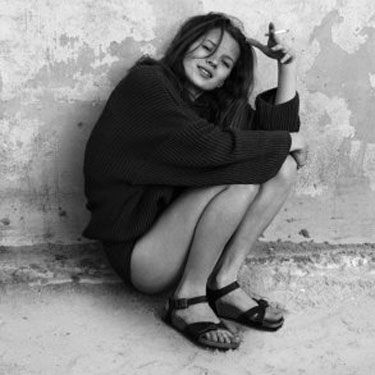 Kate Moss, em 1990: fotos da então desconhecida são postas à venda para ajudar fotógrafa