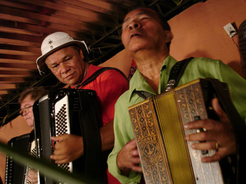 Dominguinhos entre camaradas da sanfona