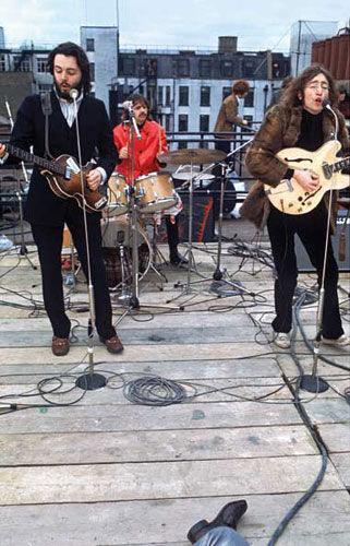 Em 30 de janeiro de 1969 os Beatles fizeram a última apresentação ao vivo da banda, tocando no topo do prédio da Apple, em Londres