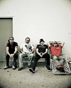 (Da esq. para a dir.) Chad Smith, Michael Anthony, Joe Satriani e Sammy Hagar