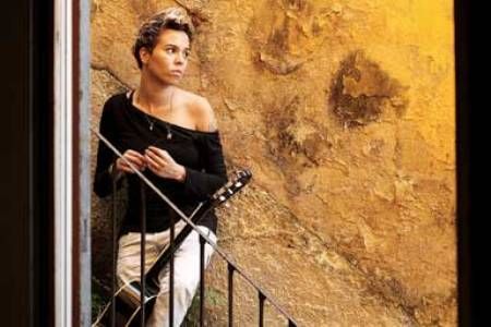 Maria Gadú começou a se destacar na TV