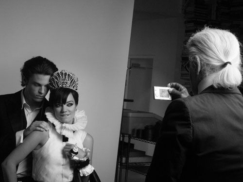 Lily Allen ao lado do modelo Baptiste Giabiconi: Karl Lagerfeld (de costas) fotografou a cantora no último mês de maio, para campanha da linha Coco Cocoon, da Chanel