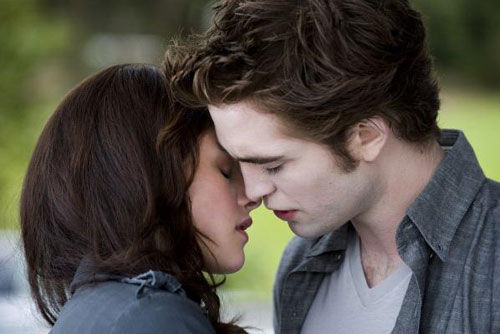 Robert Pattinson e Kristen Stewart repetem papeis e romance em Lua Nova