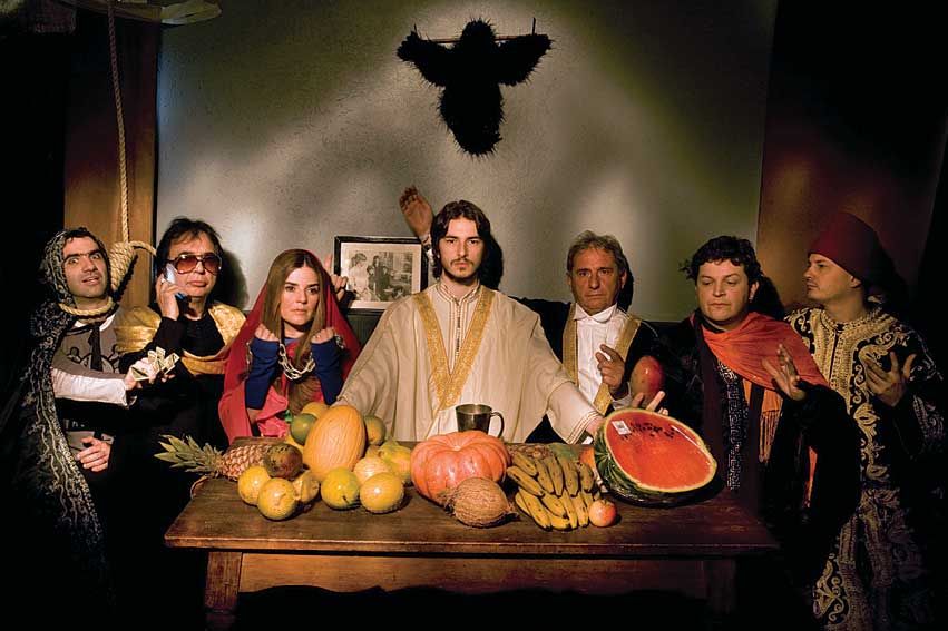 LINHA OCUPADA - Sérgio Dias (com telefone) e a nova trupe dos Mutantes