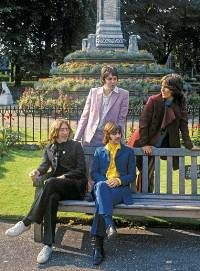 QUARTETO REPAGINADO - John, Paul, George e Ringo em um parque londrino, em 1968