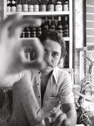 O compositor demonstra sua insatisfação com o Brasil da época