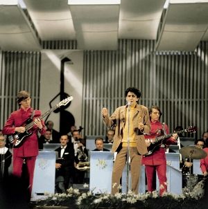 DESAPARECIDO - Caetano Veloso, em fase tropicalista, toca em festival da Record