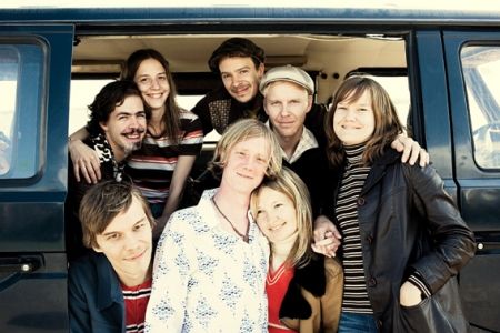 LOUROS GELADOS - Maria Gasolina, com a vocalista Lissu (à frente)