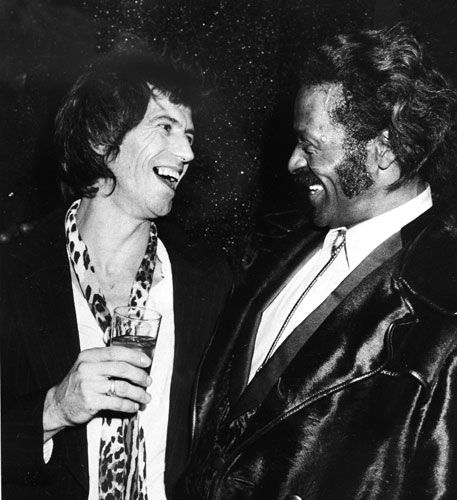 Gigantes da guitarra: Keith Richards bate papo com Chuck Berry, um de seus ídolos, no lendário clube nova-iorquino Studio 54, em 28 de fevereiro de 1980