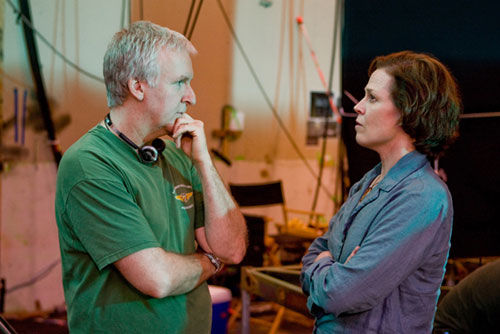 Sigourney Weaver conversa com James Cameron no set de Avatar