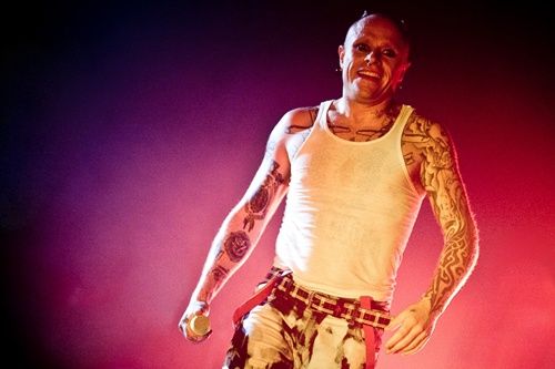 Keith Flint continua com os mesmos cabelos (ou a falta deles)
