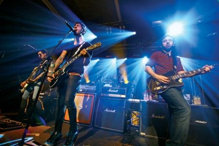 DE VOLTA PARA CASA - Lucas lidera o Fresno em show no Rio Grande do Sul, em outubro: público cativo catequizado durante anos de militância no underground