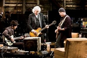 TRINCA DAS CORDAS - (Da esq. para a dir.) White, Page e Edge: gerações diferentes, mesmo amor pela guitarra