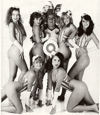 O PALHAÇO E AS BELDADES - Chacrinha reina absoluto em meio às suas chacretes