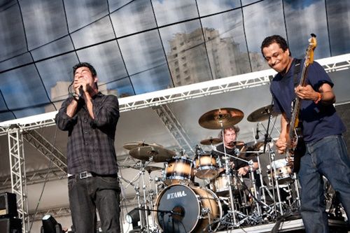 Chino Moreno, Abe Cunningham e o baixista Sergio Vega, que substitui Chi Cheng - ainda em coma, após um acidente de carro em 2008 - na turnê atual