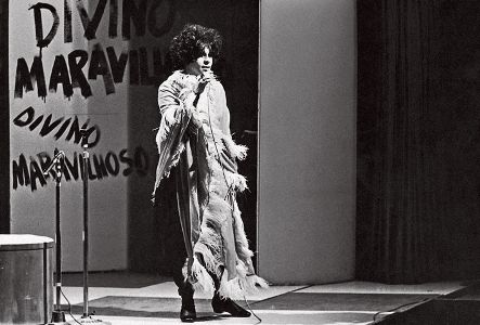 Gal Costa canta a música que se tornou sua marca registrada