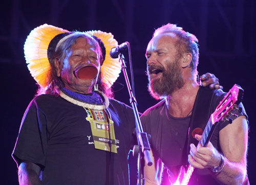 Sting recebeu o índio Raoni no palco na parte final do show